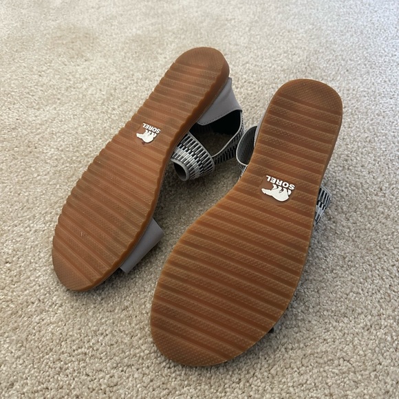 Sorel sandals with elastic ankle wrap. Very comfortable. - Picture 5 of 6